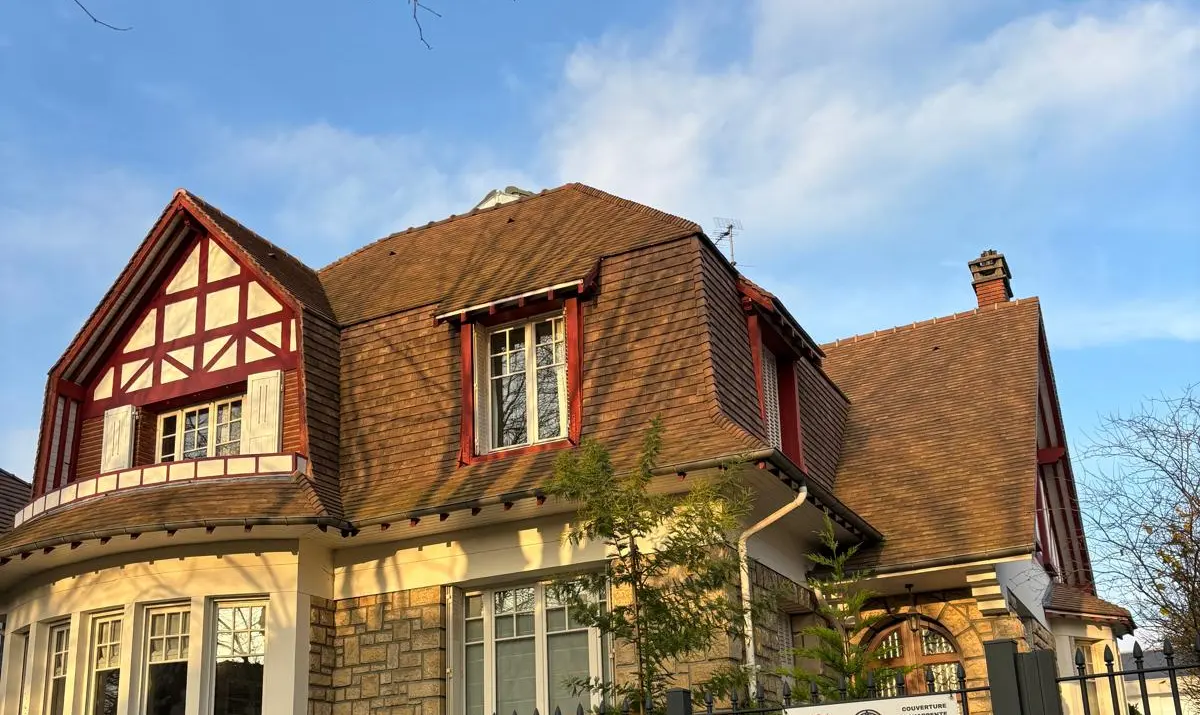 Villa aux toits de tuiles plates rénovée par FIGUIER Couverture à Boulogne-Billancourt
